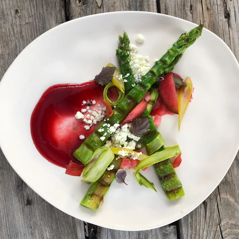 Grilled asparagus on beetroot cream