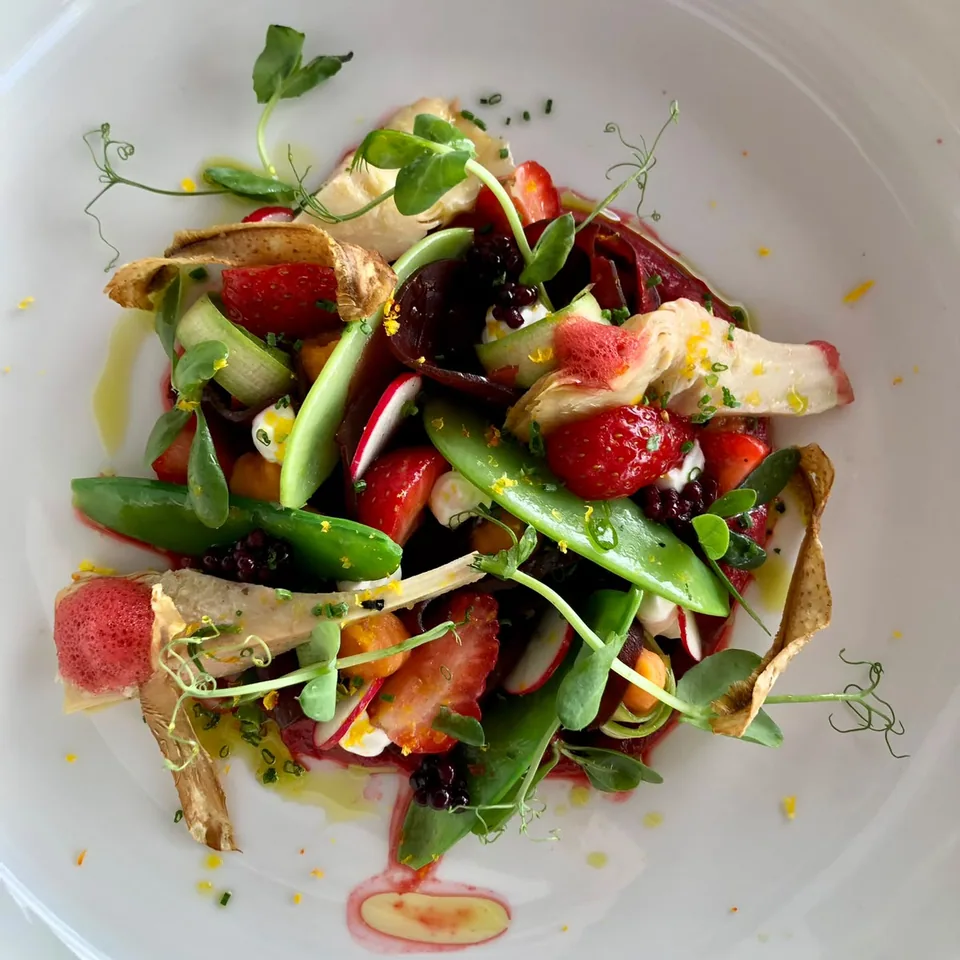 Spring salad with strawberry, peas and artichoke