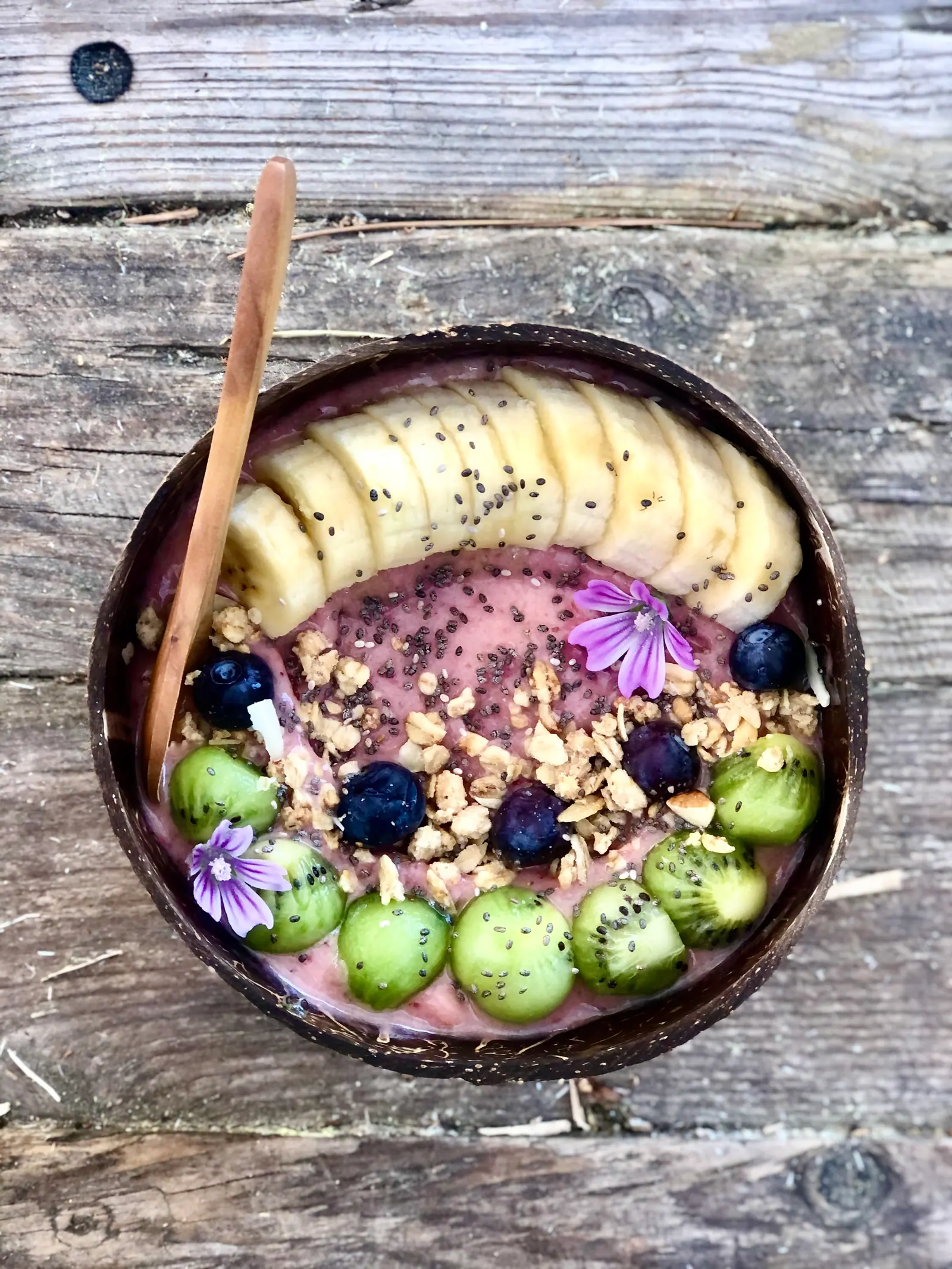 Smoothie bowl with banana, granola and berries