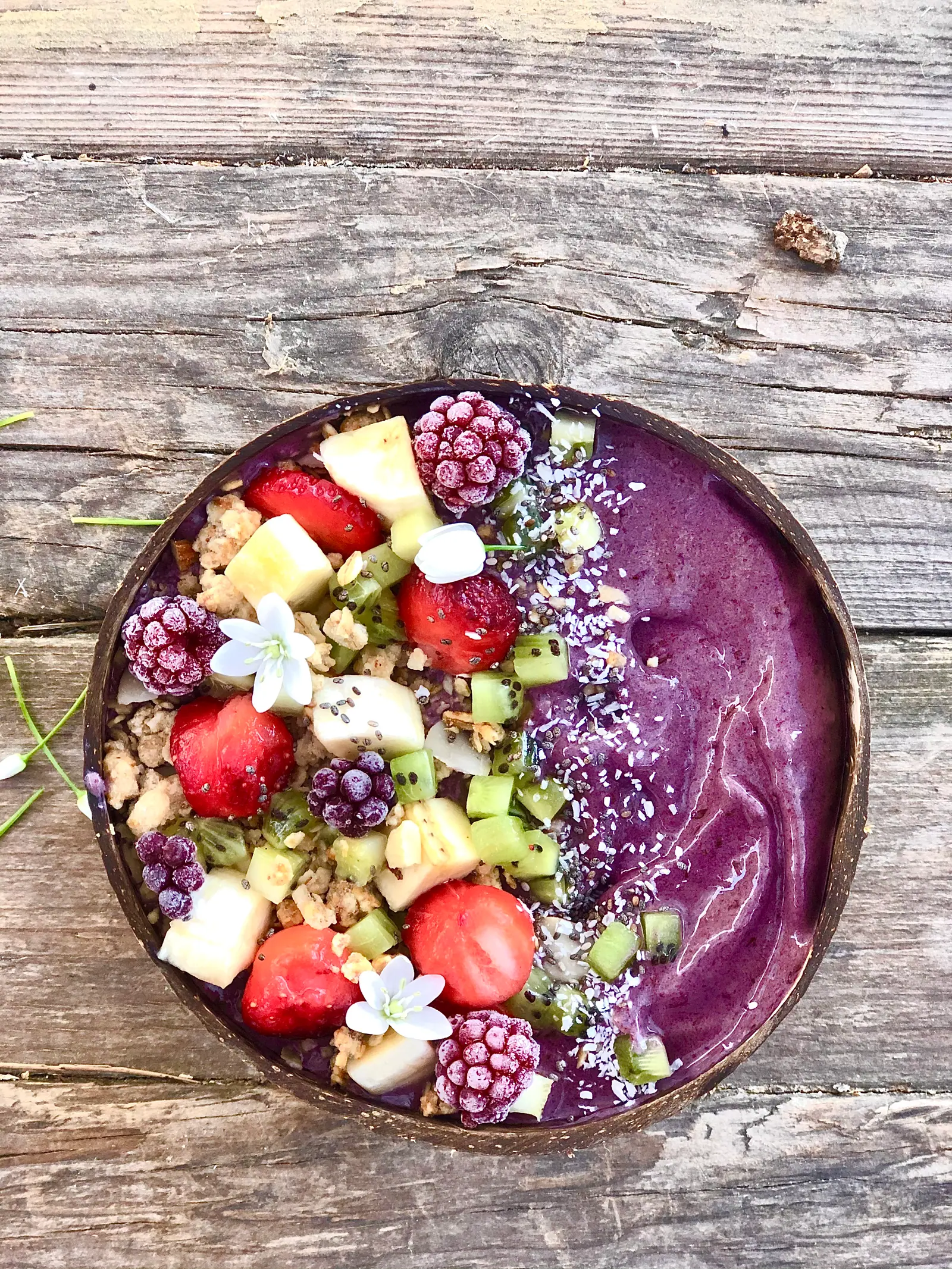 Açaí bowl with fresh fruit and flowers