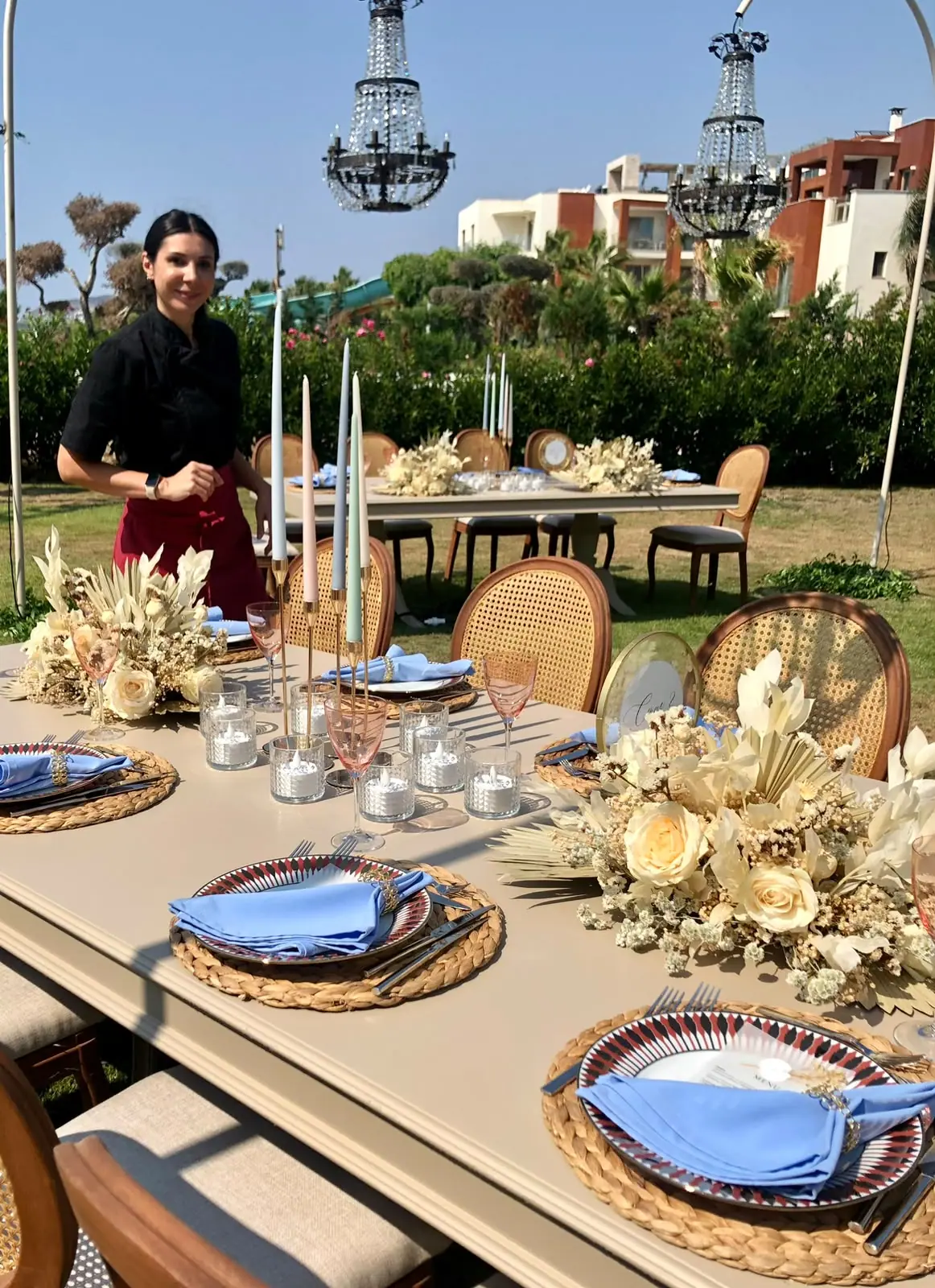Garden table with chandeliers and chef Birnur