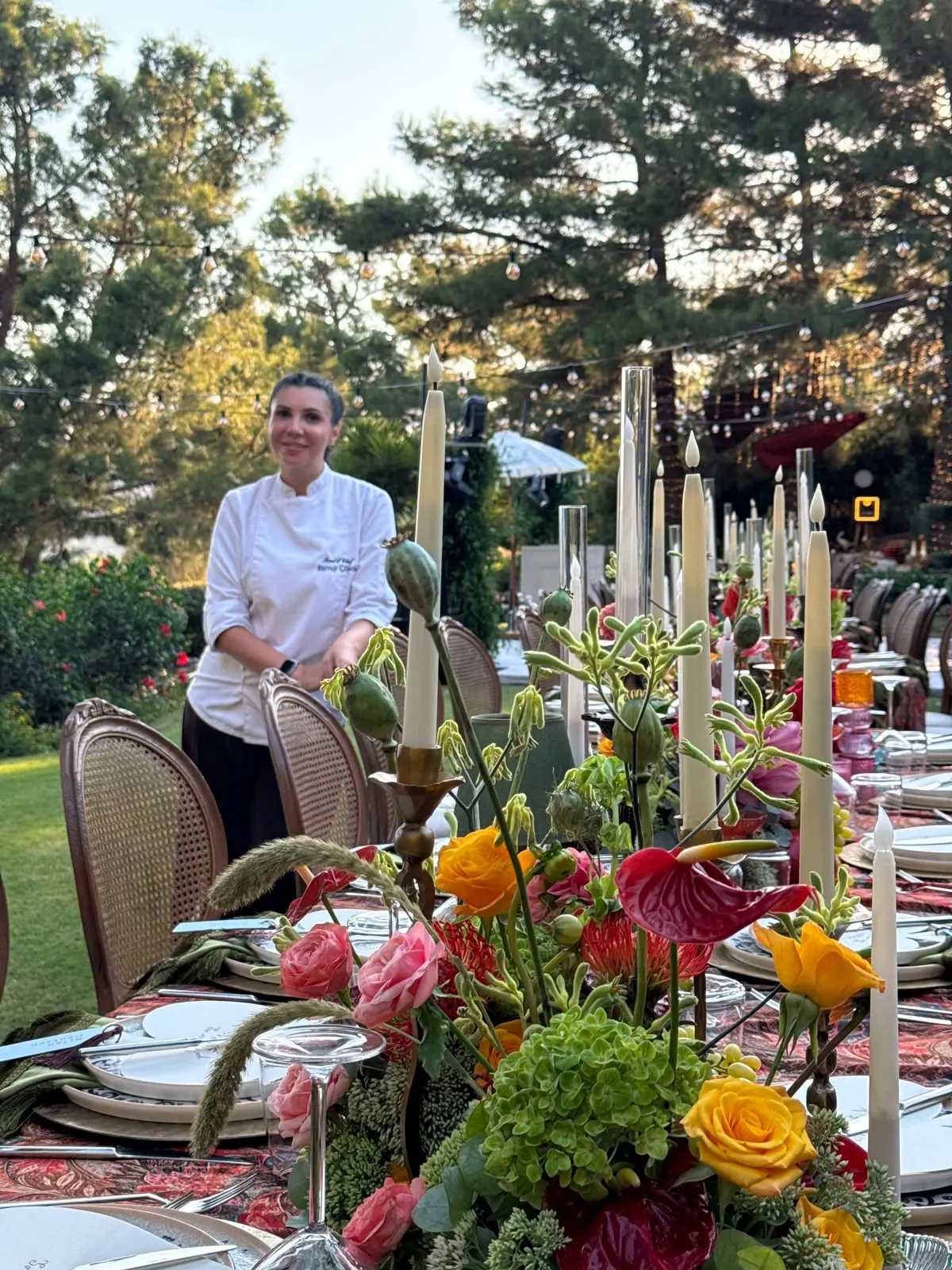 Wedding table with colourful flowers and chef Birnur