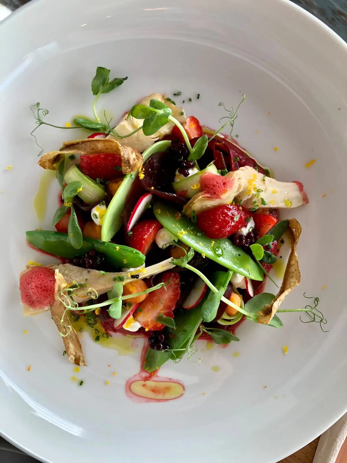 Spring salad with strawberry, peas and artichoke